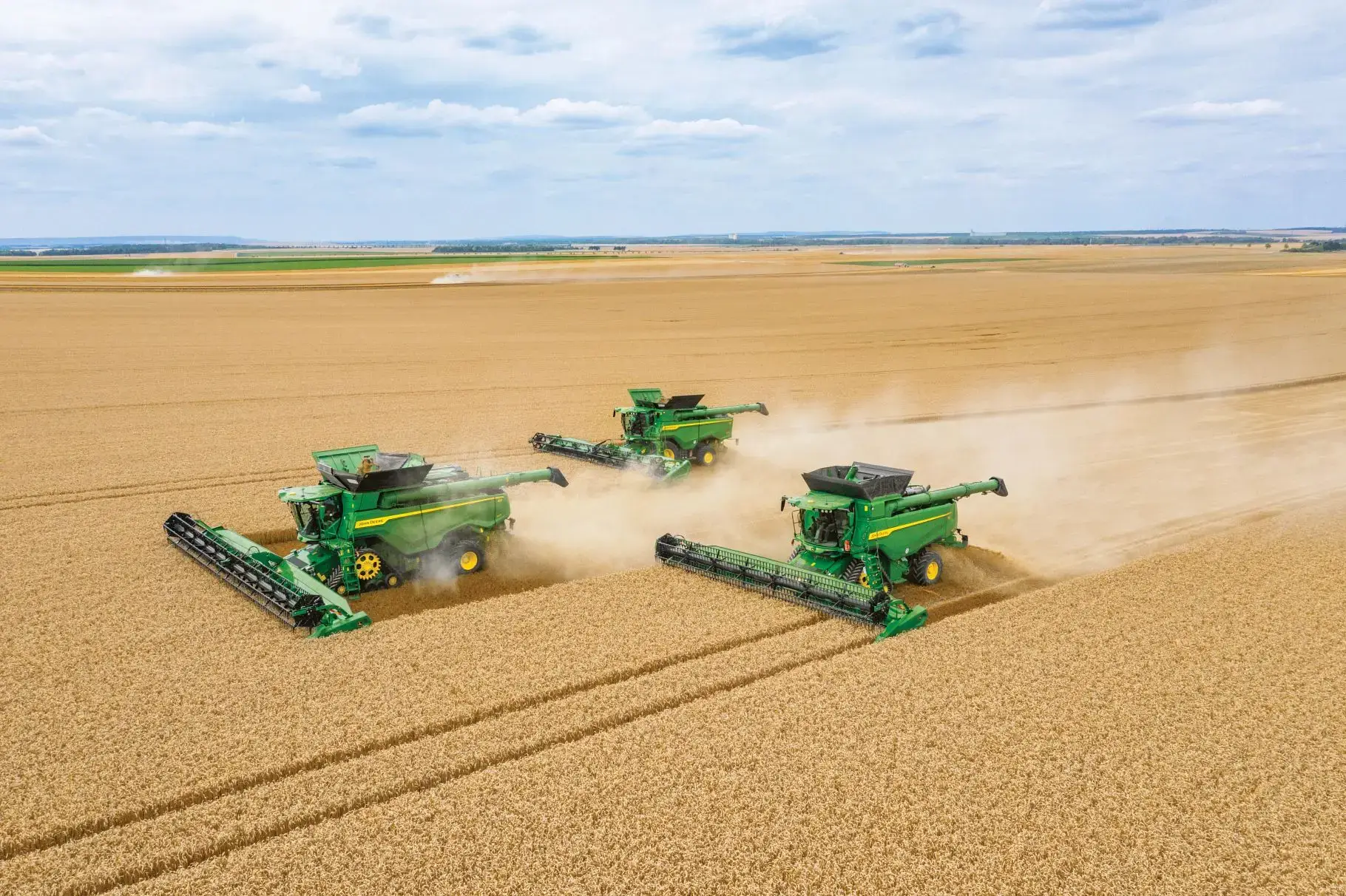 John Deere Landmaschinen auf dem Weizenfeld